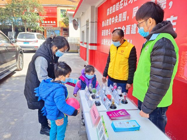 圩仔居民在宣傳攤位前駐足觀看、了解仿真毒品.jpg