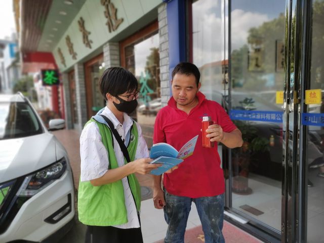 三鄉(xiāng)鎮(zhèn)開展“禁毒宣傳入商鋪，全民健康我守護”親子禁毒宣傳活動圖片4.jpg