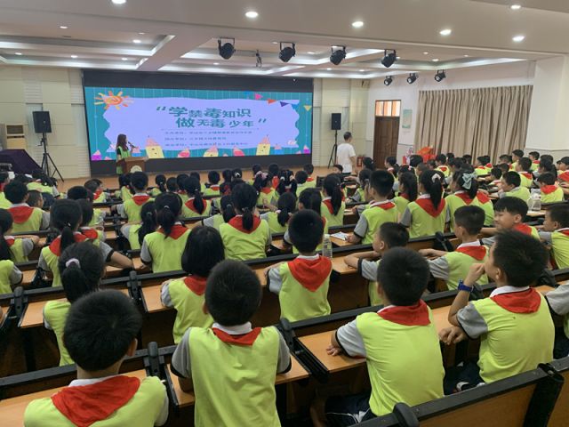禁毒社工到學(xué)校開(kāi)展禁毒教育宣傳.jpg
