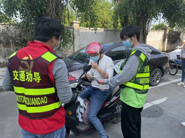 三鄉(xiāng)鎮(zhèn)開展“一盔一帶踐于行 ，安全守護不毒行”宣傳活動照片1.jpg
