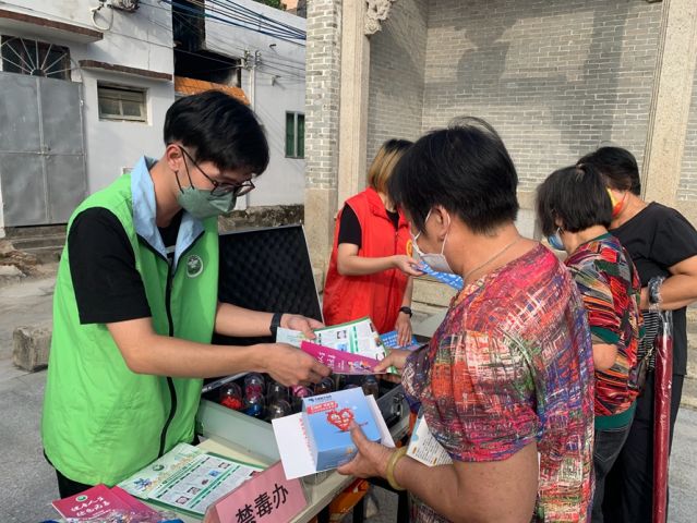 三鄉(xiāng)鎮(zhèn)開展“宣傳禁毒進小家，‘無毒’社區(qū)靠大家”活動照片3.jpg