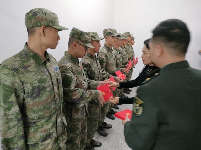 街道黨工委委員歐嘉喜代表街道黨工委為新兵送上慰問金。.jpg