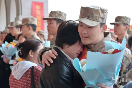 戎裝加身踏征程，中山歡送數(shù)百名新兵赴軍營